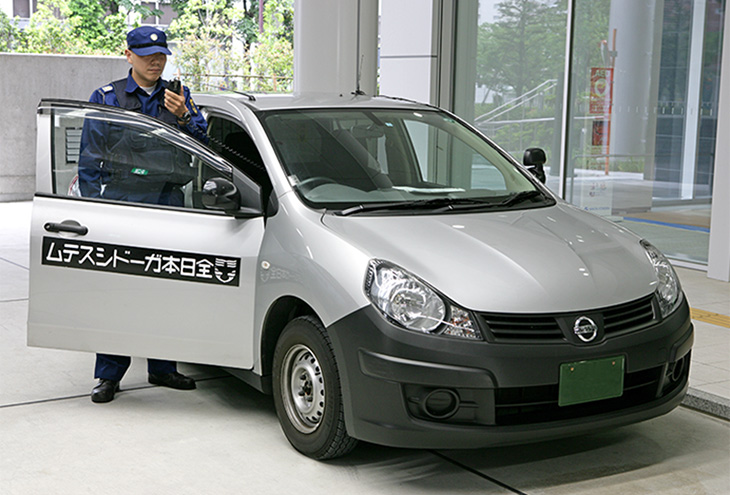 車両巡回警備：ビル、建物の開錠/施錠業務、不審者・不審車等の監視を車両の巡回により行います。